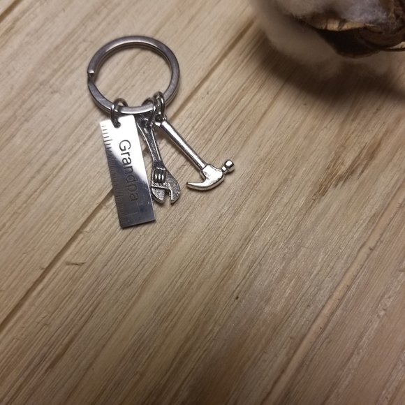 🛠🛠🛠Cutest Grandpa KeyChain with tools - Picture 4 of 5